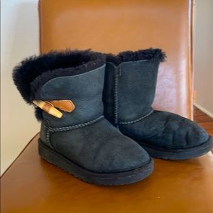 Girls ugg toggle shortie boots